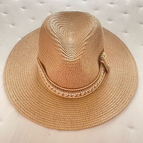 NWT Marcus Adler NWT hat for women 
Width: 6 1/2" (17 cm)
Leght:7 1/2"(19 cm) - Picture 9 of 15